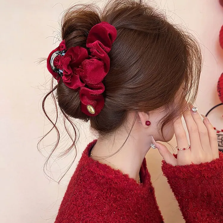 2025新年头饰红褶皱云朵抓夹女新款高级感大号发夹后脑勺夹子头饰