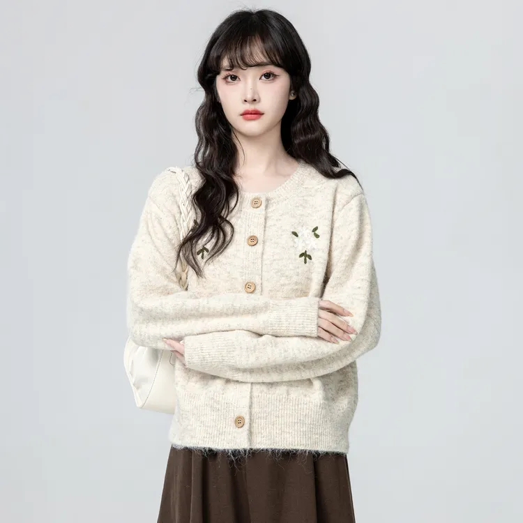 杏色圆领毛衣外套女春秋2025秋季新款钩花刺绣针织衫开衫软糯上衣