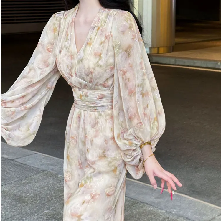 LHMknk1画报夫人原创自制喇叭袖氛围感温柔珠光连衣裙 杏仁女孩