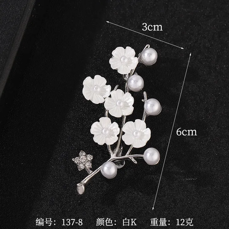 锌合金仿珍珠胸针 新款白色梅花胸针