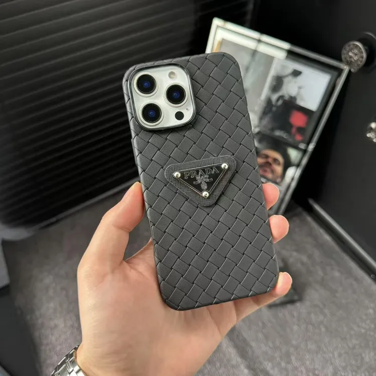 嘉尔同款编织纹三角标适用iphone16promax手机壳15情侣14苹果13