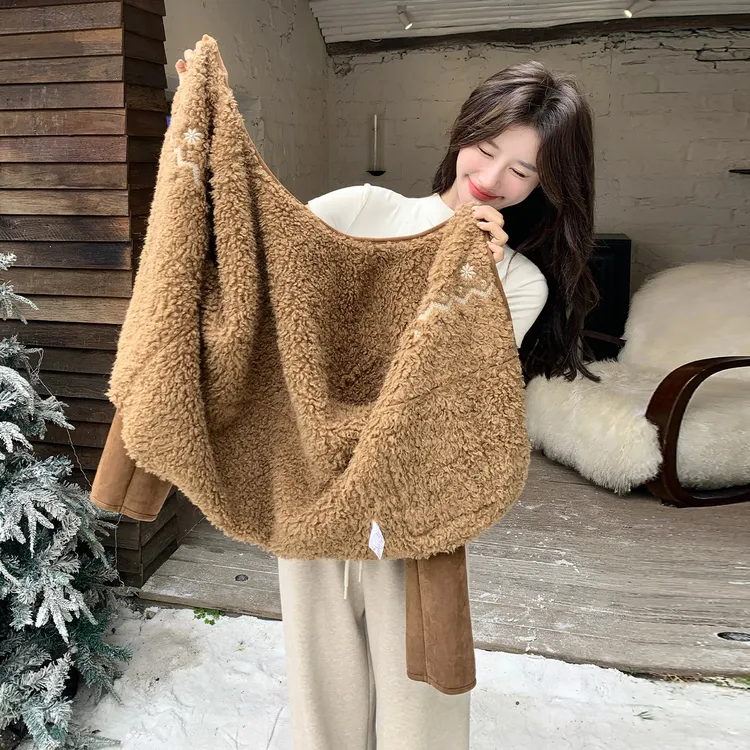 美拉德复古围巾牛角扣羊羔毛外套女2025秋冬独特刺绣皮毛一体上衣