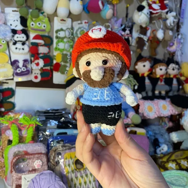 水管工马里奥爆改足球明星款马里奥手工diy钩织玩偶挂件。