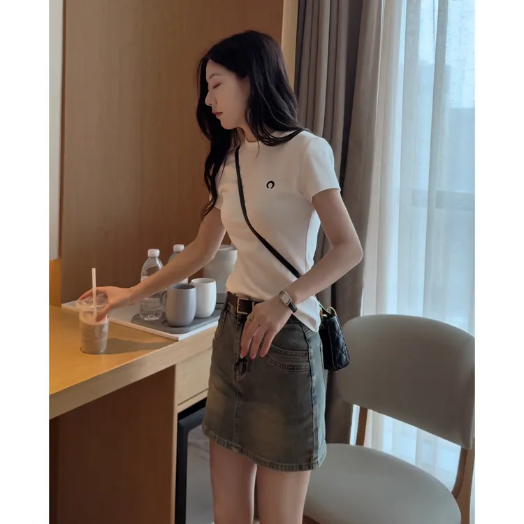 正肩圆领重工刺绣白色T恤女夏薄款修身美式短袖上衣+高腰牛仔裙子