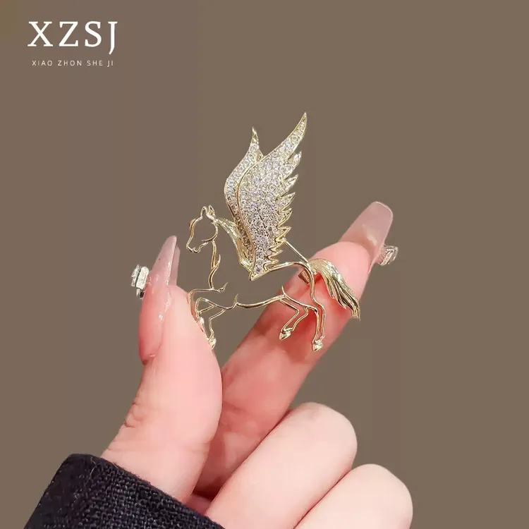 铜锆石胸针 小飞马胸花高档女轻奢防走光扣别针西装胸花衣服配饰