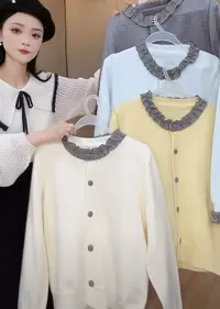 【秀宝女装】设计款格子拼接圆领真真毛衣开衫XB3927