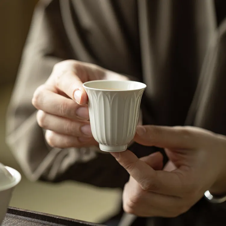 定窑白中式莲瓣纹普洱杯功夫茶具家用品茗杯个人专用陶瓷主人杯