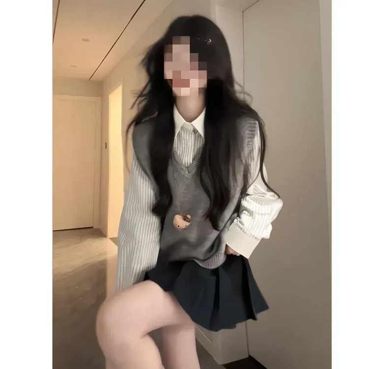 【学院絮语】秋季甜美条纹内搭衬衫针织v领马甲设计感百褶短裙套装