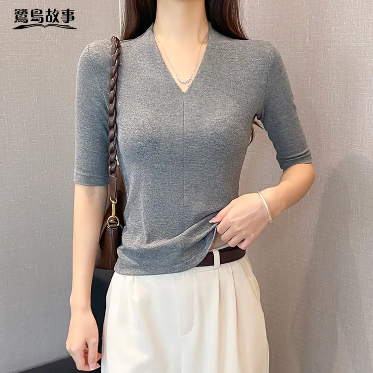 鹭岛故事螺纹灰色深V领中袖t恤女春秋修身内搭五分袖打底百搭上衣