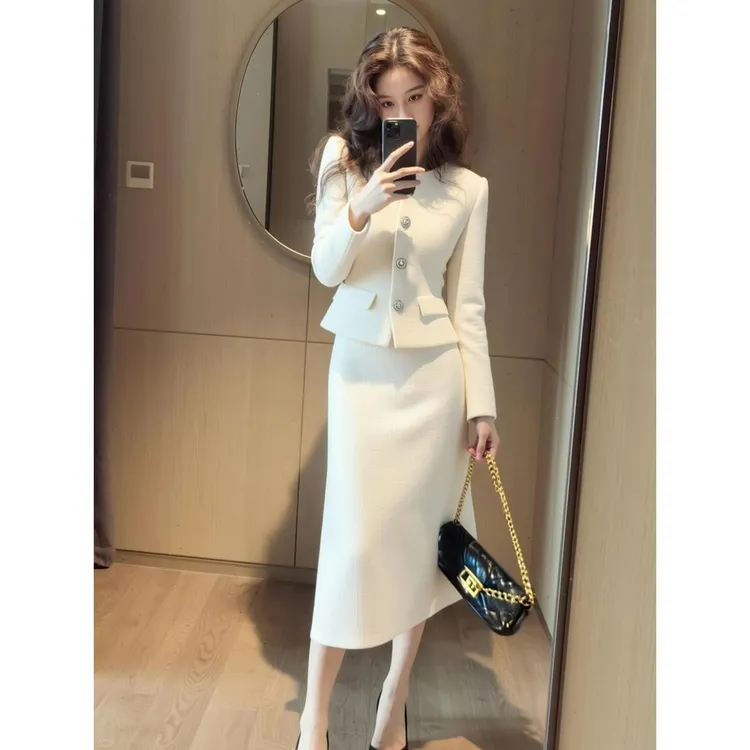 .巨好看的秋装一整套大方得体气质职业小香风白色外套半身裙套装.