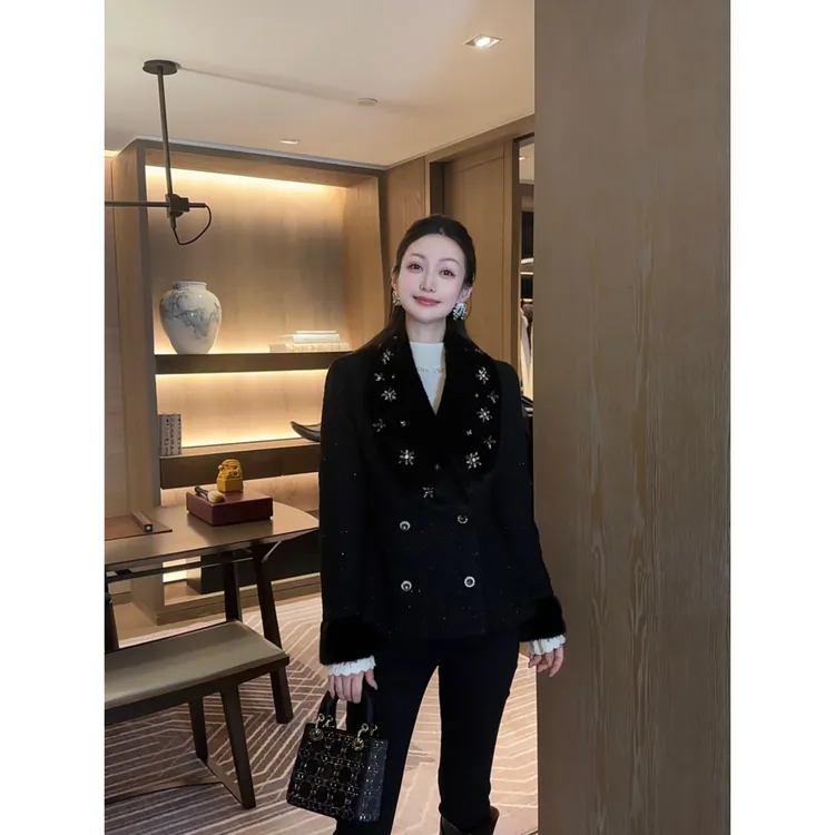 W·HAHA【小富婆】小香镶钻绵羊毛羽绒服61605