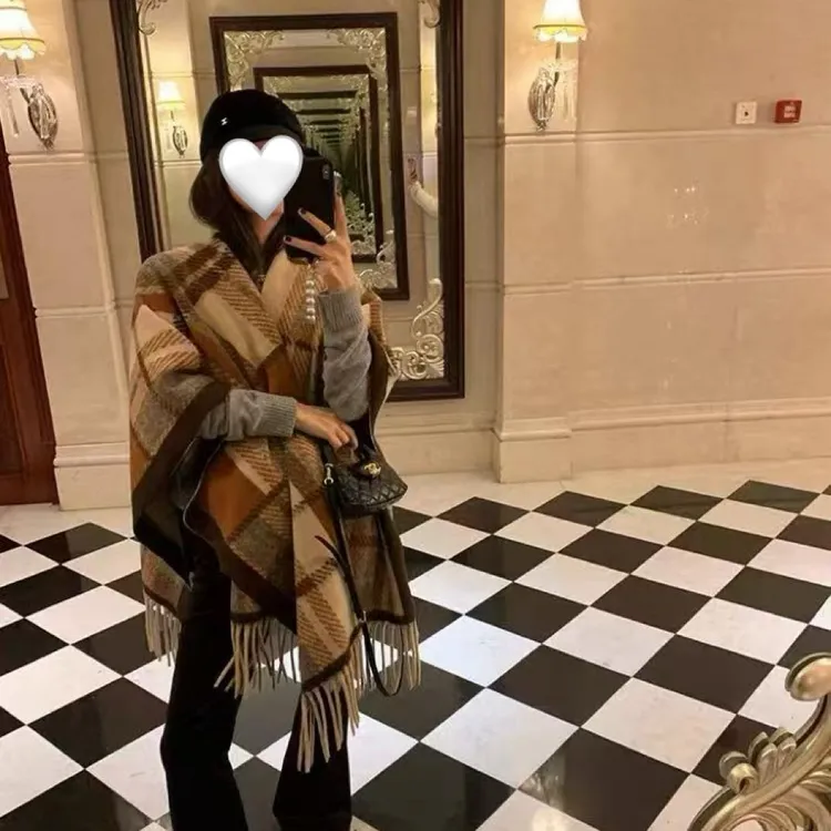 美拉德风格子披肩女外搭2025新款韩版高级氛围感百搭流苏斗篷围巾