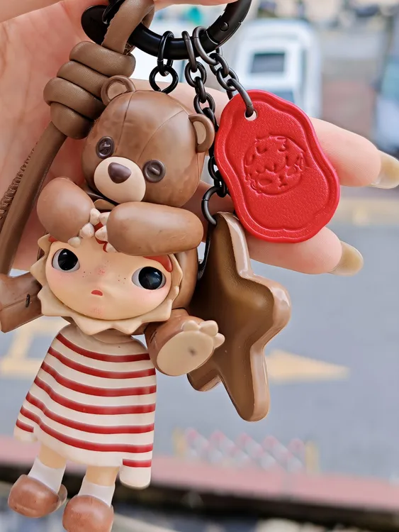 高端潮玩原创diy包包挂饰徽章钥匙扣车挂定制真皮配件V扣欧迪潮玩