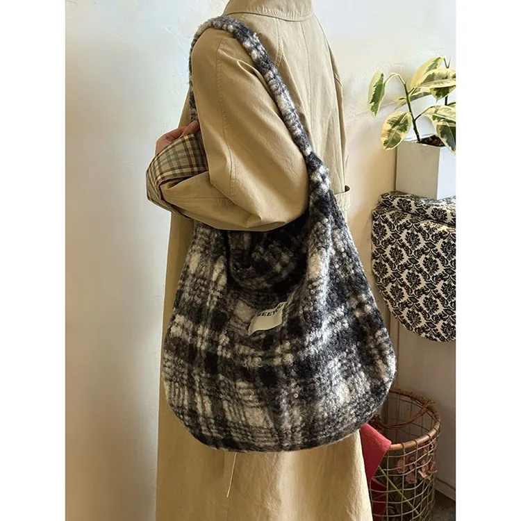 韩系仿羊羔毛格纹托特包女秋冬新款大容量单肩包百搭通勤腋下包