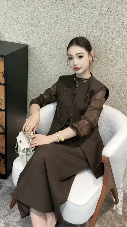 2025秋新款高级感绣花钉珠无袖马甲裙子两件套职业时尚通勤套装女