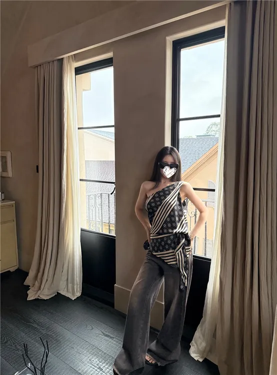  2025新款法式条纹印花斜领吊带背心女夏设计感不规则上衣7018