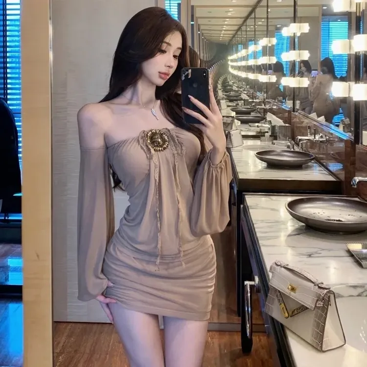 法式纯欲风系带挂脖连衣裙女秋季气质露背辣妹度假风ins风包臀裙