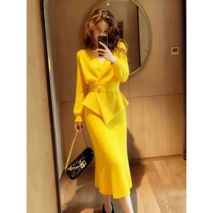 韩系一整套深冬穿搭黄色收腰V领毛衣重要场合漂亮超好看冬裙套装