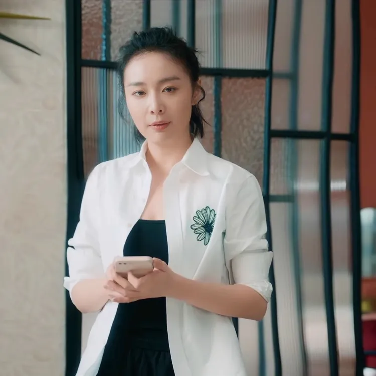 清仓爆款亲爱的仇敌高叶同款衣服春夏小雏菊刺绣衬衫罗曼白色衬衣