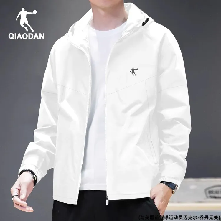 乔丹连帽秋冬风衣外套男白色冲锋衣冬季新款户外骑行登山风雨衣男