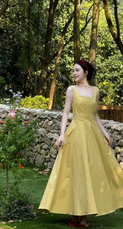 法式茶歇方领吊带连衣裙夏季a字无袖背心裙复古收腰显瘦黄色长裙