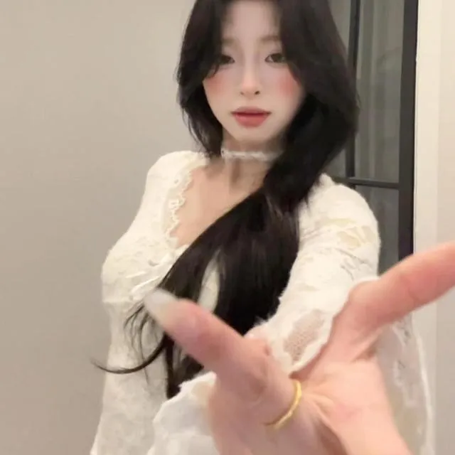 法式蕾丝微透喇叭袖t恤女秋冬小个子超好看纯欲修身收腰别致上衣