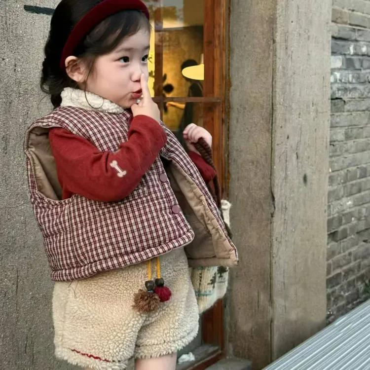 女童套装秋冬季2025新款儿童格子保暖两面穿棉服马甲打底衫短裤