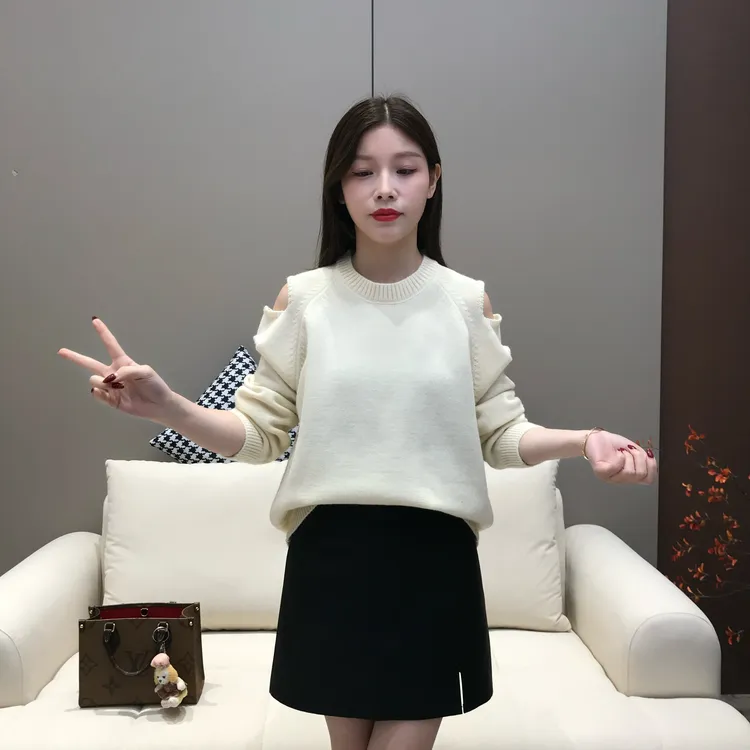 设计感露肩圆领毛衣秋冬女2025新款慵懒风洋气休闲软糯针织衫上衣