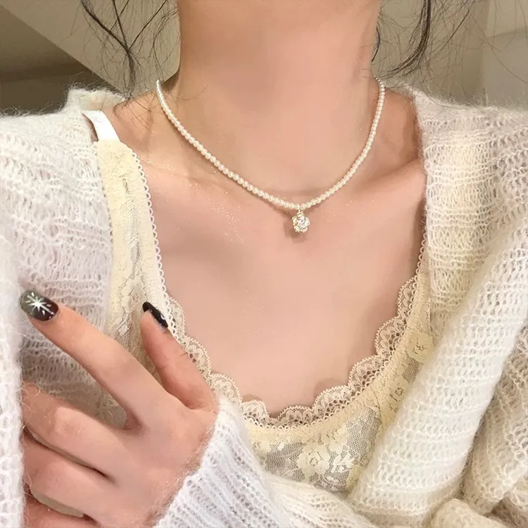 铜合金仿珍珠项链 秋冬温柔气质贝珠山茶花项链女轻奢复古锁骨链