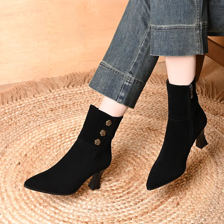 真皮羊皮尖头高跟侧拉链短靴女秋冬新款磨砂绒面山茶花排扣时装靴