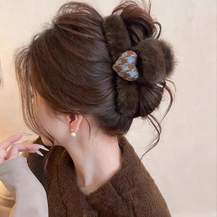 格纹爱心毛茸茸抓夹女大号鲨鱼夹2025新款发量大盘发夹高级感发饰