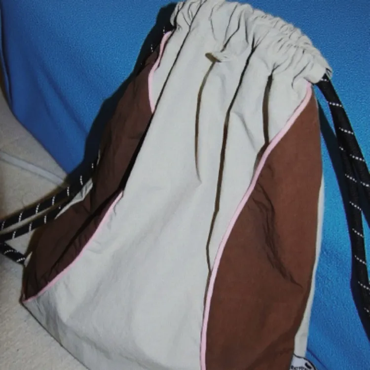 休闲双肩包通勤轻便防泼水户外背包撞色双肩包小背包双肩包百搭