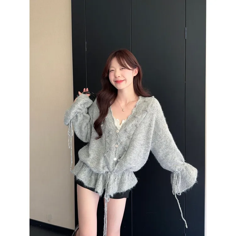 甜美设计感V领软糯长袖毛衣女2025秋季新款温柔风喇叭袖针织上衣