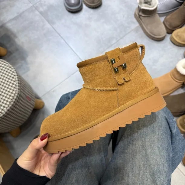 雪地靴爆款金属扣皮毛一体雪地靴女厚底加绒保暖短筒棉靴加厚百搭