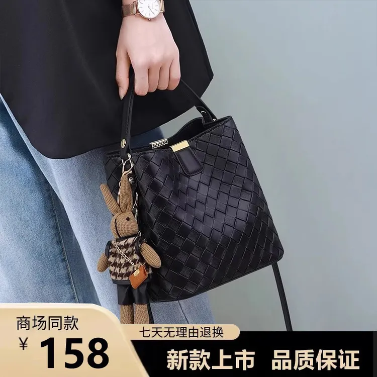 高级感编织水桶包包2025新款休闲单肩女包百搭斜挎包时尚手提女包