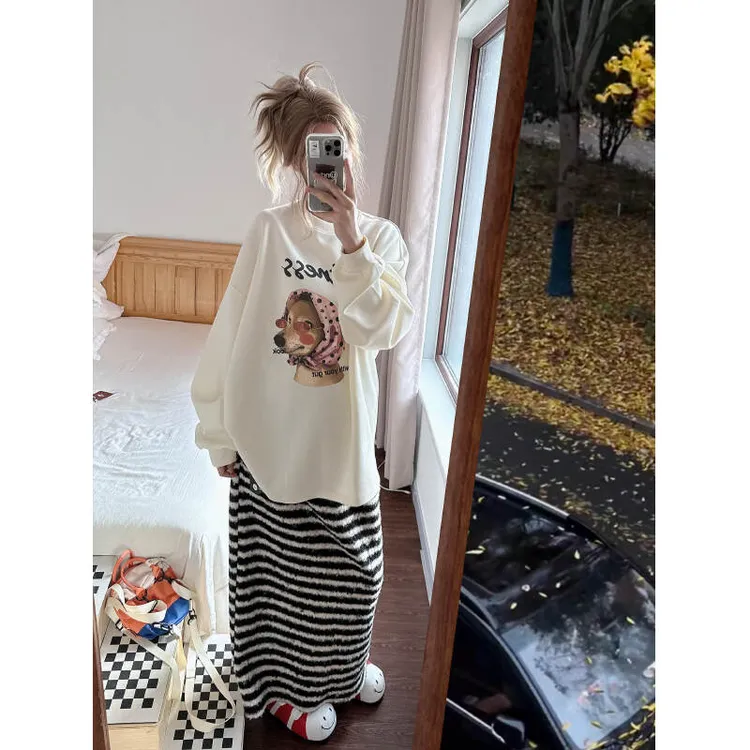 秋季巨好看的复古印花白色长袖卫衣女搭配黑白条纹撞色半身裙套装