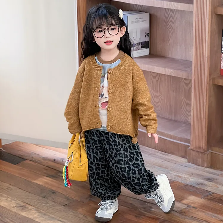 女宝幼儿园套装新款童装单排扣秋季卡通宽松毛衣豹纹裤女童套装潮