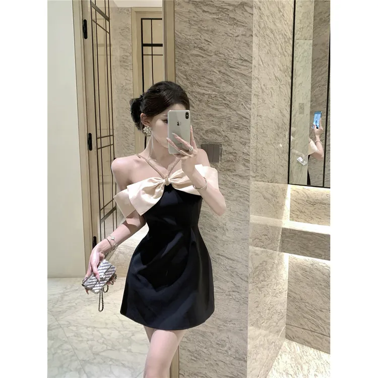 一字领蝴蝶派对小黑裙气质露肩收腰显瘦绝美高冷御姐连衣裙女夏