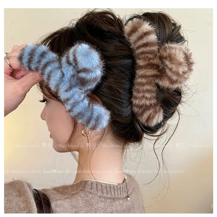 韩系复古毛绒圆球中号抓夹女鲨鱼夹气质后脑勺马尾夹盘发半扎发夹
