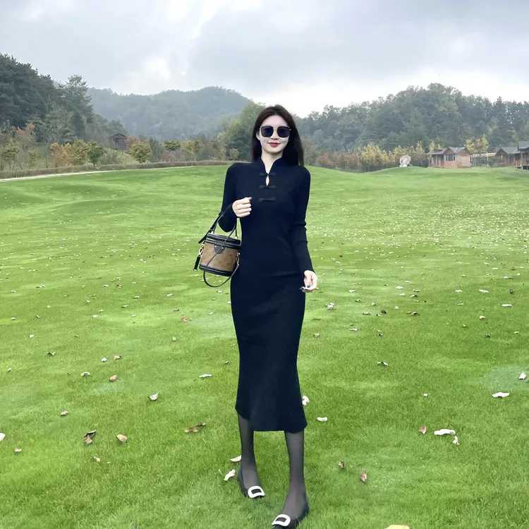 黑色秋冬盘扣修身显瘦打底针织连衣裙长款