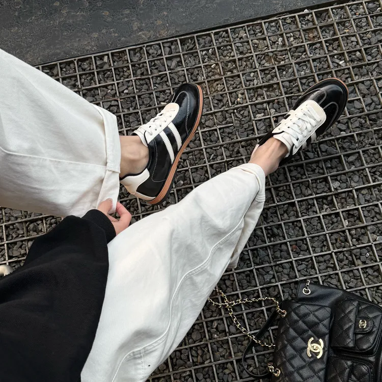 小发喵「银辉炫彩×黑白极简德训鞋｜撞色迸发未来运动张力」777