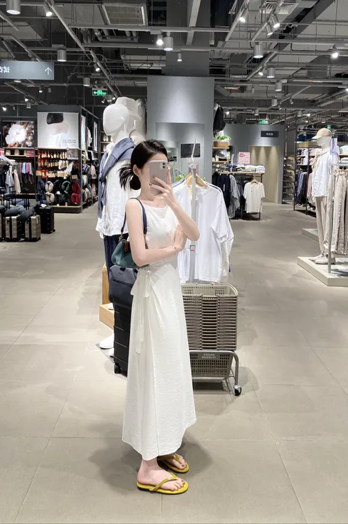 法式气质白色连衣裙女2025夏季新款时尚绑带收腰直筒无袖背心长裙