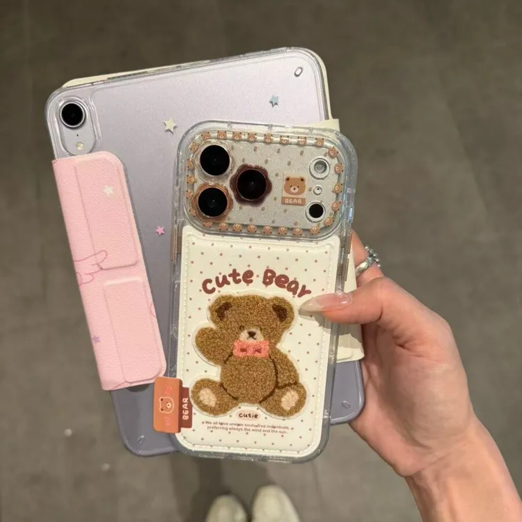 可爱花朵镜头刺绣小熊适用苹果17ProMax手机壳保护套16pro/15/14