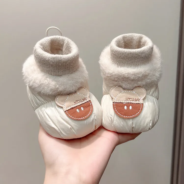 冬季新生婴儿0-1岁男女宝宝加厚鞋袜一体卡通不掉跟加绒护脚棉鞋
