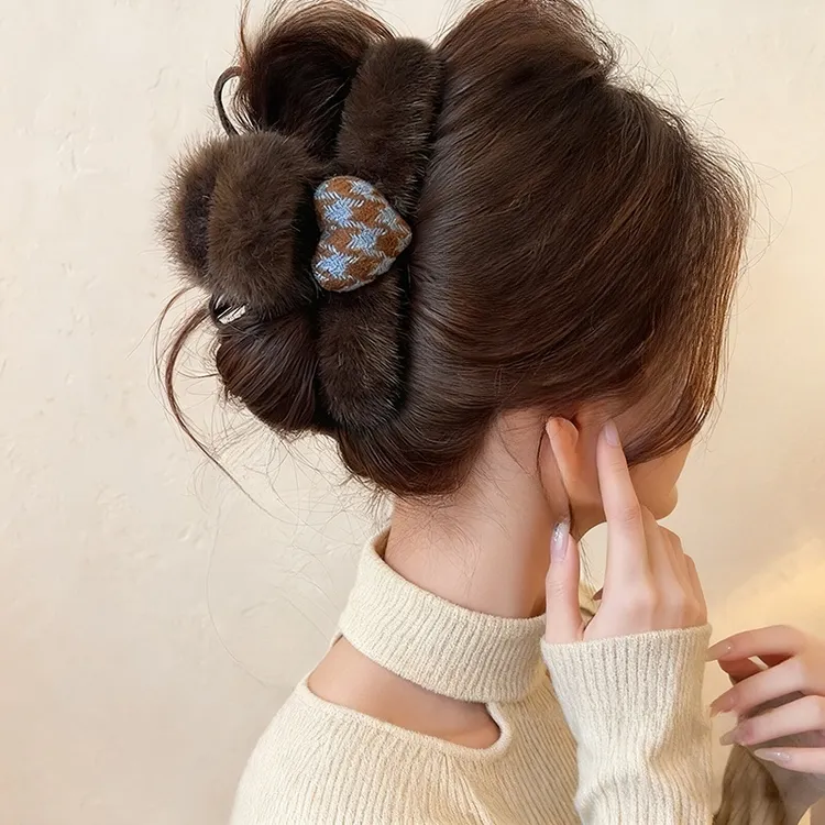 韩系千鸟格爱心毛绒抓夹女高级感2025新款后脑勺盘发夹秋冬鲨鱼夹