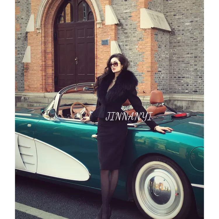 金南一狐狸毛领黑色羊毛短外套+黑色半裙套装0202411322