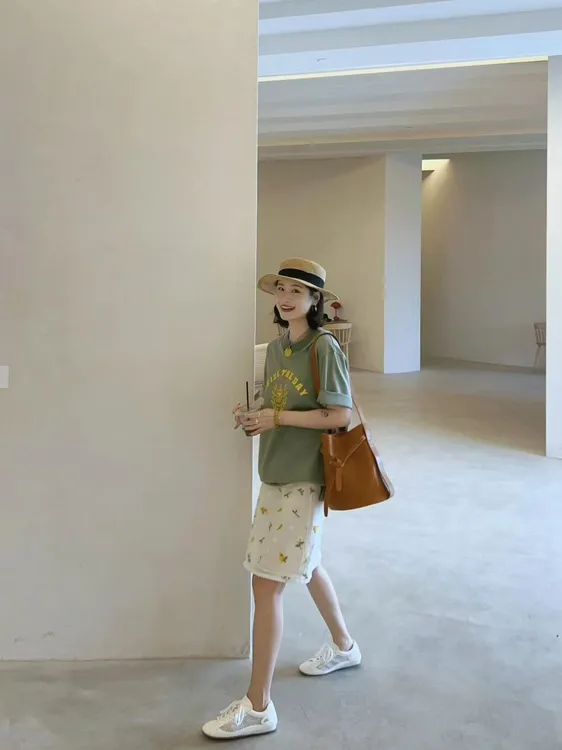 2025夏季新款韩系高级感超好看上衣独特漂亮绿色T恤百搭休闲短裤