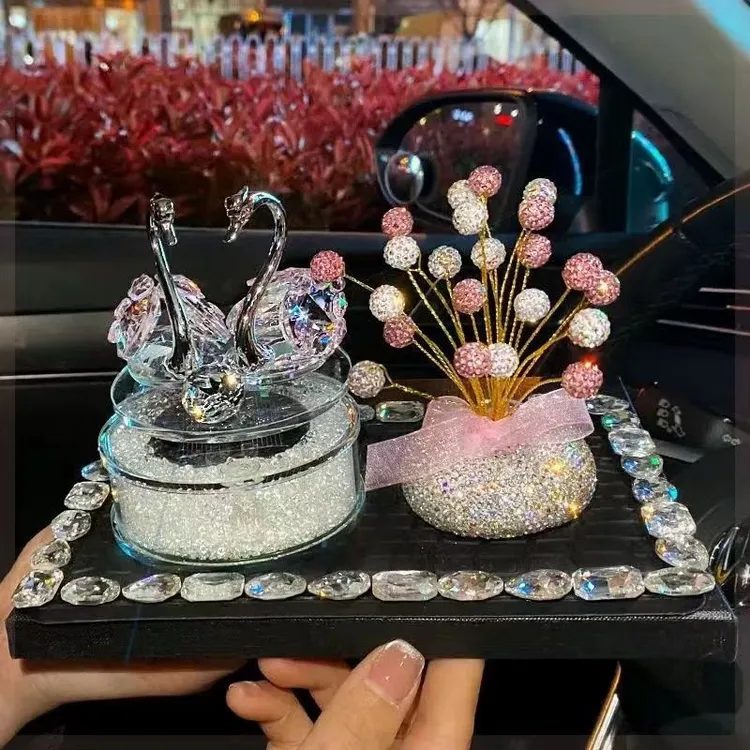 网红天鹅摆件旋转水晶天鹅车载摆件女神款车上装饰用品车内车摆件