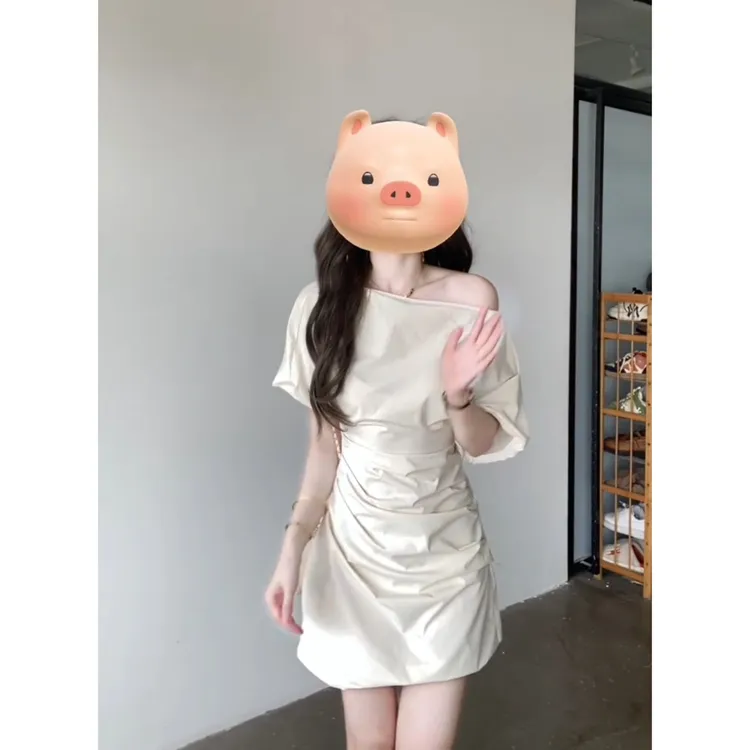 MARIE.COCO法式高级感纯欲不规则斜肩连衣裙女小个子褶皱掐腰短裙