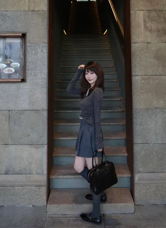 2025早秋新款V领蕾丝修身假两件长袖针织上衣灰色半身裙两件套装